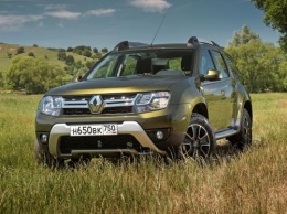 «Теперь не страшно, если закончится бензин»: Блогеры взяли Renault Duster на буксир инвалидной коляской