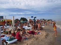 Люди плавают в нечистотах: на курорте под Запорожьем гремит скандал, "Не вода, а букет болячек"