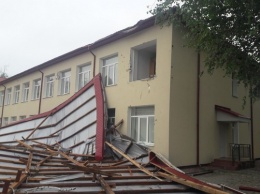 Затопленные улицы и сорванные крыши: западом Украины пронесся ураган (фото и видео)