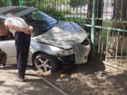 В Новосибирске иномарка протаранила забор детского сада