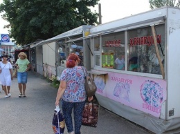 Самогон из-под полы: в центре Запорожья похмеляются, "не отходя от кассы"