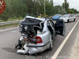 В Киеве фургон хлебзавода раздавил женщину в автомобиле (видео)