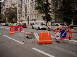 В правительственном квартале Киева дорога "ушла" под землю (видео)