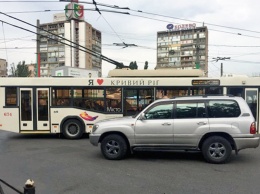 В центре Кривого Рога джип врезался в троллейбус: пострадал один пассажир