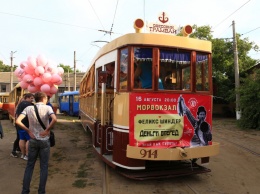 Деньги вперед, но обилечивают бесплатно: Феликс Шиндер дал концерт в одесском трамвае