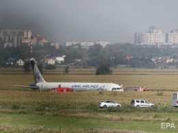 Лететь в Крым отказались 162 пассажира самолета, который следовал из Москвы в Симферополь и совершил вынужденную посадку