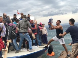 Шесть стран ЕС согласились принять 147 беженцев с судна у берегов Италии
