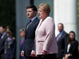Меркель впервые вышла в люди после тремора из-за Зеленского: "Я обязана прояснить ситуацию..."