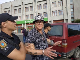 Под Одесским облсоветом блогер укусил активиста за нос