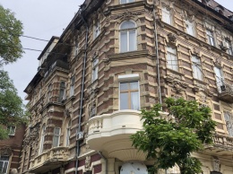 На Гоголя начали реставрировать знаменитый дом с атлантами: смотрите, как его испоганили жильцы