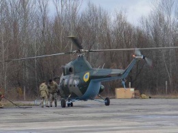 В Бродах военный вертолет Ми-2 упал на бок во время взлета