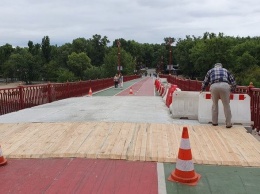 На пешеходном мосту на Труханов остров положили бетонные плиты, - ФОТО