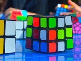 Счет на секунды: в Никополе 12-летний мальчик за полминуты собирает кубик Рубика