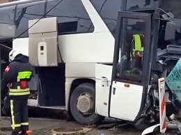 Опубликовано видео аварии туристического автобуса с китайцами в Москве
