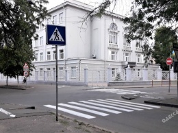 Одесские коммунальщики обновили дорожную разметку возле школ