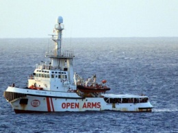 Италия приказала судну Open Arms с мигрантами плыть в Испанию