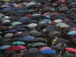 В Гонконге сотни тысяч демонстрантов провели акцию под проливным дождем