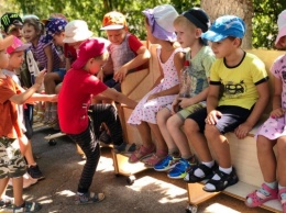 Два детских садика Шуменского получат новые скамейки