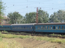 "Укрзализныця" просит мариупольцев потерпеть вагоны перед пляжем и ходить по мосту