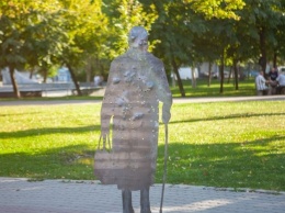 Память о войне: в центре Днепра установили простреленные фигуры людей