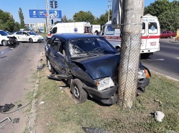 Бампер, столб, машина всмятку: вновь в Одессе ДТП, - ВИДЕО