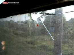 Под Кривым Рогом «дети» забросали электричку камнями, разбив несколько стекол в вагонах (фото)