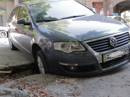 ЧП в Днепре: под Volkswagen провалился асфальт