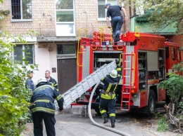 В Киеве из-за пожара в жилом доме люди выпрыгивали из окон. Одна женщина погибла