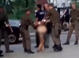 По Днепру бегал голый мужчина в крови: появилось видео