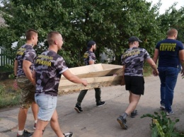 ''Убийца, не дадим жить!'' В Мариуполе освобожденному террористу подарили гроб: видео