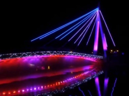 Опубликовано видео шоу на обновленном мосту на Стрелке