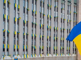 В Днепре городской совет вывесил из окон флаги Украины