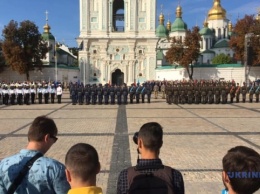 На Софийской площади торжественно подняли Государственный Флаг