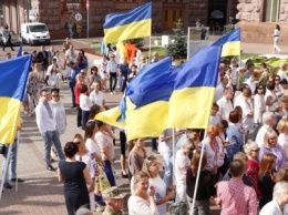 В Киеве Кличко торжественно поднимает государственный флаг Украины: трансляция