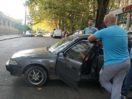 В Николаеве пьяный таксист уснул прямо в автомобиле (ФОТО)