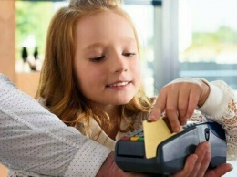 Банковская карточка или "наличка": с чем пойдут дети в школу