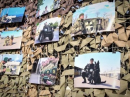 В центре Херсона пограничники представили фотовыставку