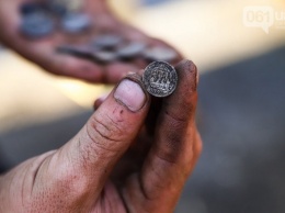 Во время ремонта канализации на Металлургов нашли старинные монеты (ФОТО)
