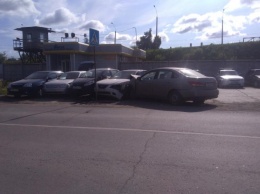 В Челябинске "Ниссан" неудачно "припарковался" на автомобильной стоянке