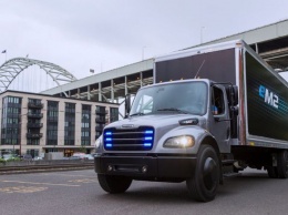 Daimler продал поставил заказчикам первые электрические грузовики eCascadia (ФОТО)
