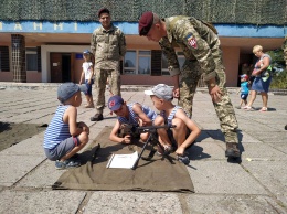 Николаевские десантники в День Независимости Украины организовали выставку вооружения и военной техники (ФОТО)