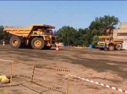Битва титанов: 130-тонные самосвалы вышли на трассу слалома в Кривом Роге (ВИДЕО)