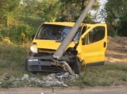 ДТП на Днепропетровщине: микроавтобус Renault протаранил электроопору