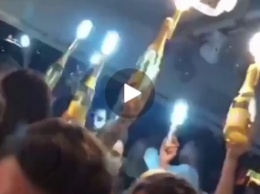 Появилось видео как глава ОП Богдан возглавил шествие девушек с шампанским на День независимости в Сен-Тропе