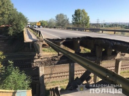 Обрушение моста произошшло недалеко от рынка "Лоск" в направлении поселка Песочин