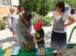 В Керчи детям из кризисных семей развезли подарки к школе