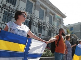 Возле российского консульства в Киеве провели акцию в поддержку пленных моряков