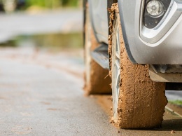Как не "засадить" автомобиль: основные правила проезда по грунтовой дороге после дождя