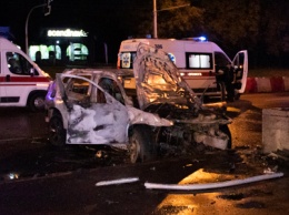 В Киеве мужчина достал из горящего BMW двоих парней и мертвую девушку