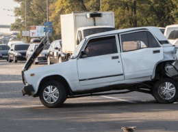 В Киеве на Надднепрянском шоссе Renault смял багажник ВАЗ: два человека пострадали